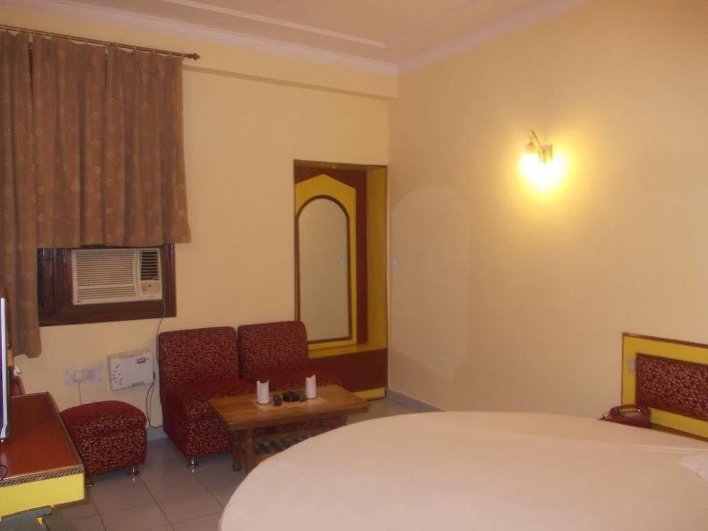 Oyo Hotel Silver Shine Near Gurudwara Shri Bangla Sahib Nova Deli Exterior foto